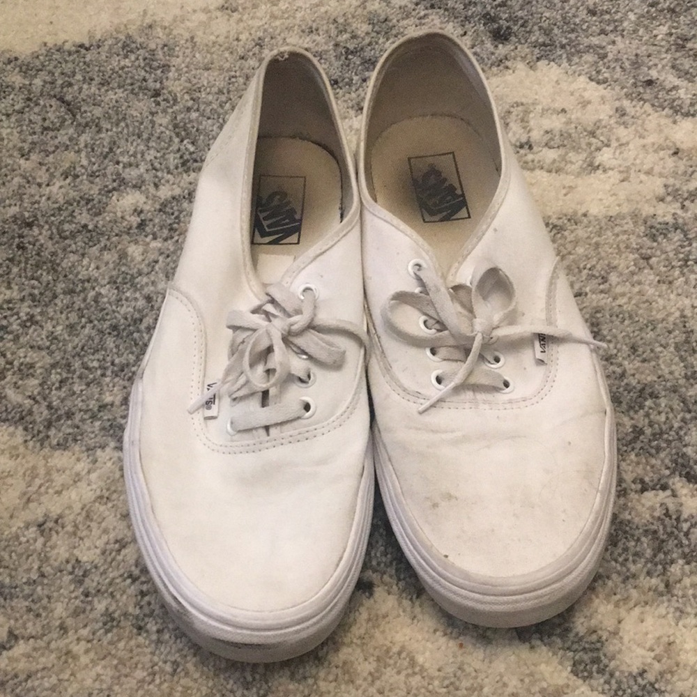 Men’s white lace up vans- low top